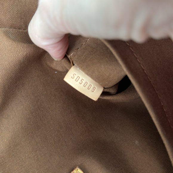 Louis Vuitton Tivoli GM bag - Picture 15 of 16